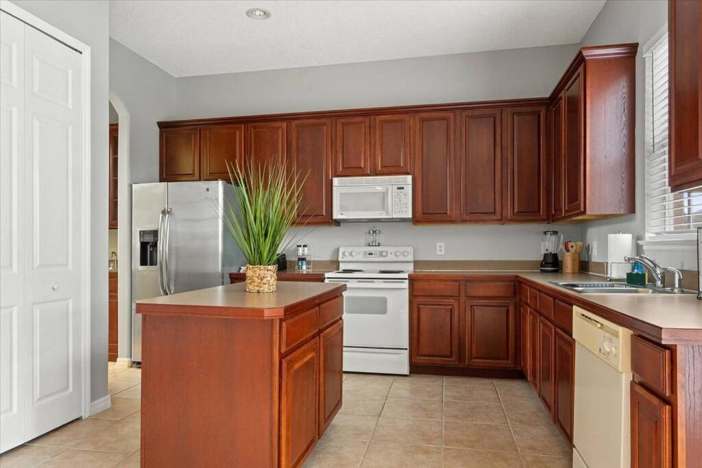 MONTHLY STAYS!✰ Lakefront ↠ Gated Pool Home 올랜도 외부 사진